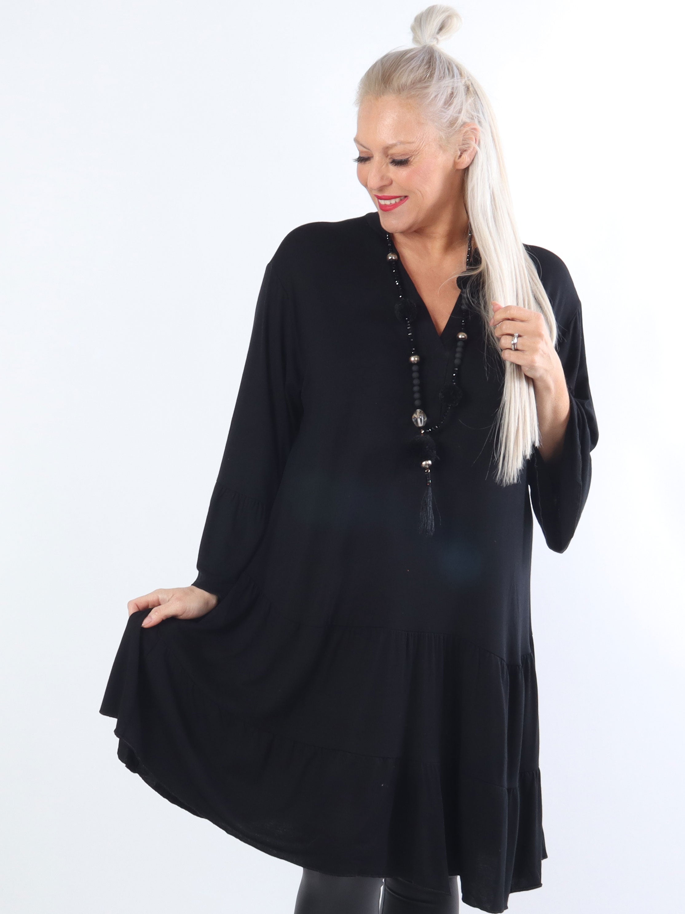 Pauline Plain - Plus size kjole med v-udskæring og lille flæseskørt